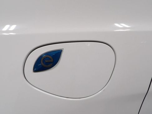 Used 2022 Chrysler Pacifica Touring-L w/ Uconnect Theater Family Group image 11