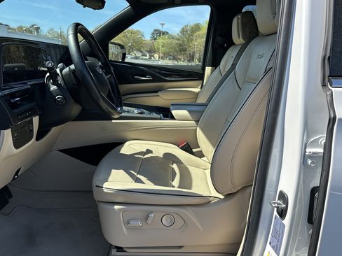 Used 2022 Cadillac Escalade ESV Premium Luxury image 9