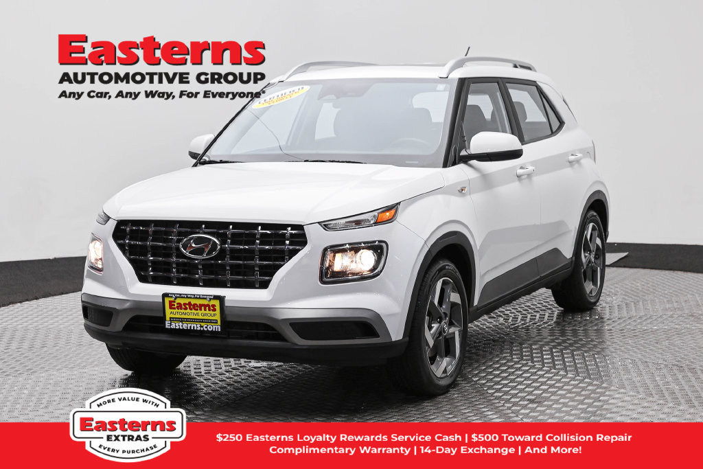 Used 2025 Hyundai Venue SEL FWD image 1