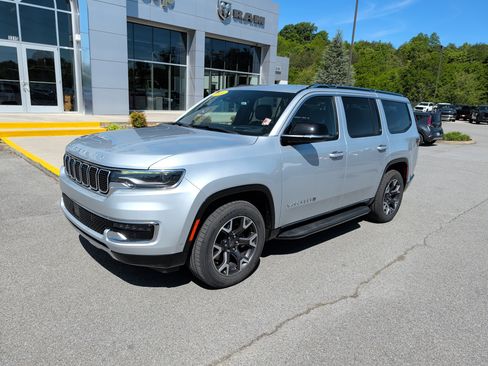 Used 2024 Jeep Wagoneer Series III AWD/4WD image 2