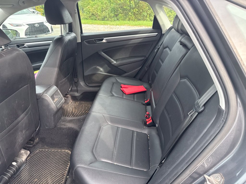Used 2018 Volkswagen Passat 2.0T R-Line FWD image 16
