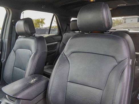 Used 2017 Ford Explorer XLT w/ Equipment Group 202A image 11