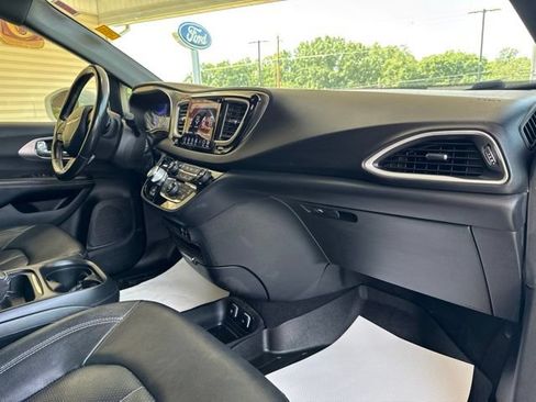 Used 2020 Chrysler Pacifica Touring-L w/ Advanced Safetytec Group AWD/4WD image 22