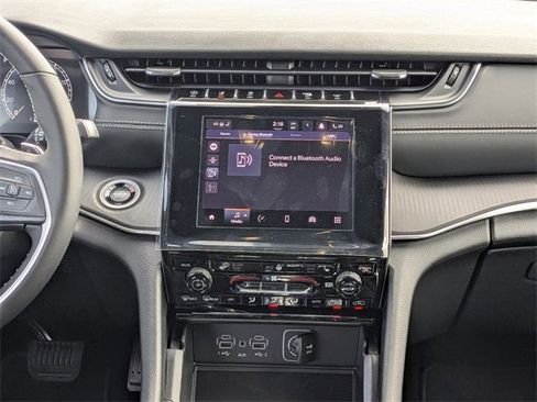 New 2025 Jeep Grand Cherokee Altitude image 17