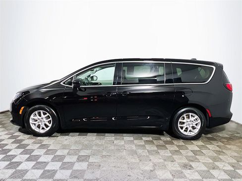Used 2024 Chrysler Voyager LX image 5