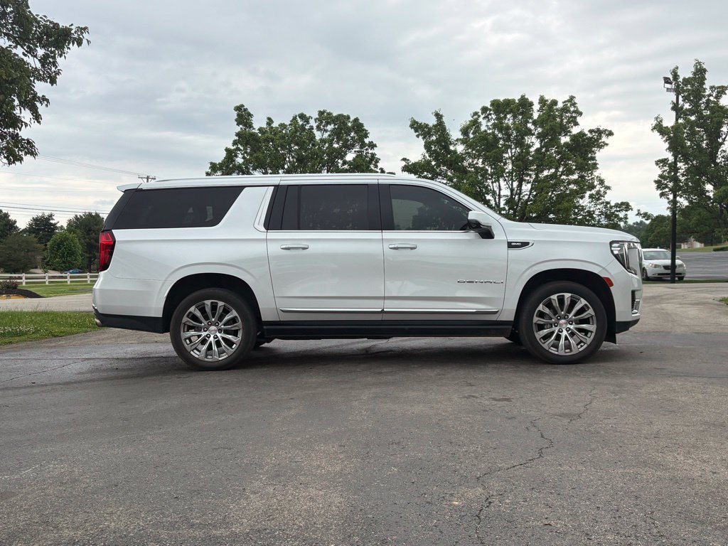 Used 2022 GMC Yukon XL Denali AWD/4WD image 3