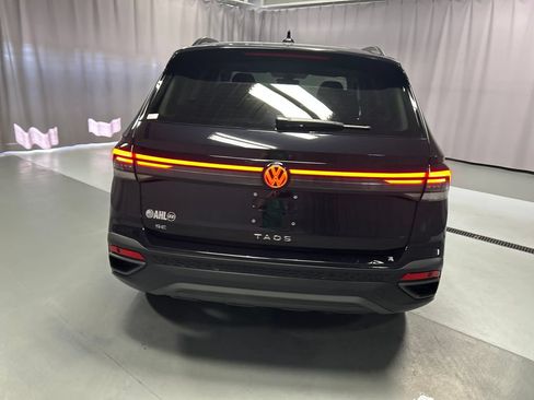Used 2025 Volkswagen Taos SE FWD image 6