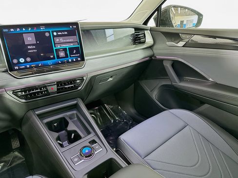 New 2025 Volkswagen Tiguan SE AWD/4WD image 24