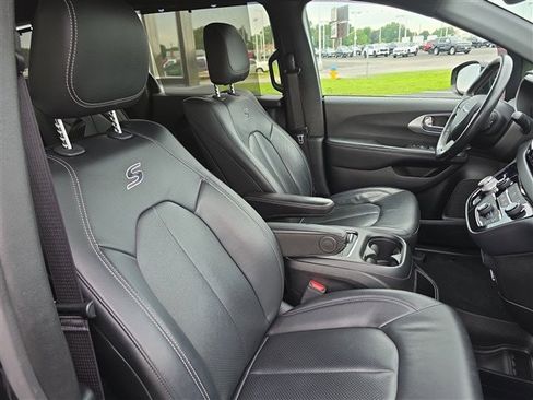 Used 2020 Chrysler Pacifica Touring-L Plus w/ S Appearance Package image 25