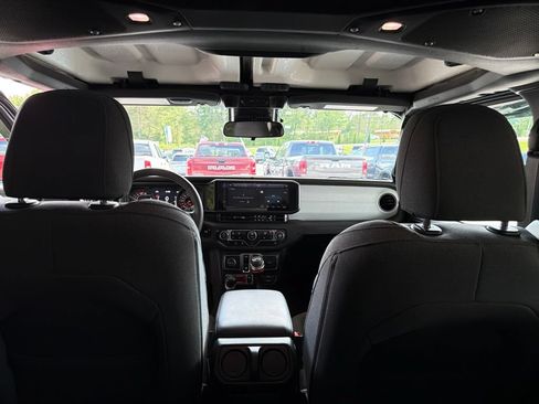 Used 2025 Jeep Wrangler Sport AWD/4WD image 18