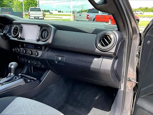 Used 2021 Toyota Tacoma TRD Sport w/ Technology Package AWD/4WD image 18