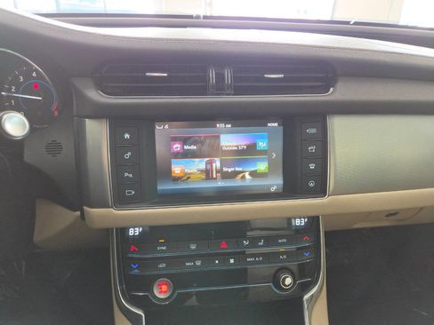 Used 2016 Jaguar XF Prestige image 25