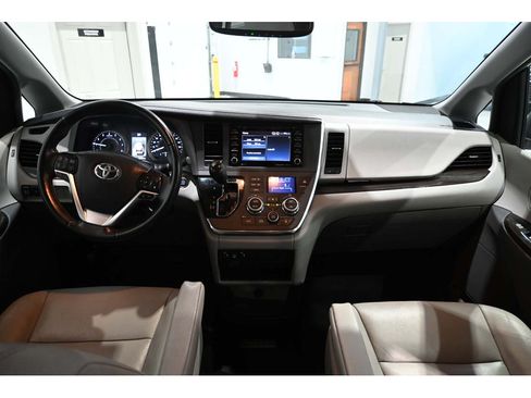 Used 2019 Toyota Sienna XLE FWD image 22