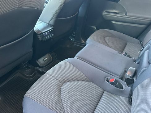 Used 2023 Toyota Highlander LE AWD/4WD image 12