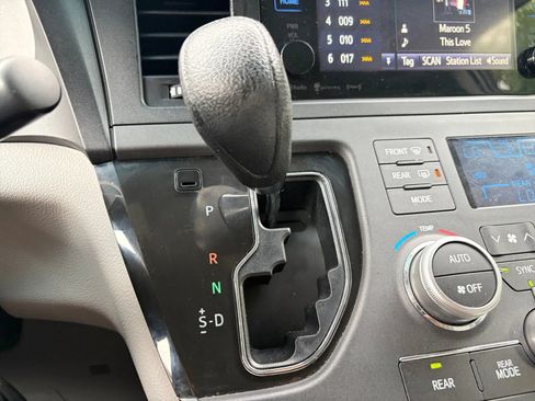 Used 2017 Toyota Sienna LE AWD/4WD image 26