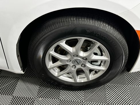 Used 2025 Chrysler Pacifica Select image 11