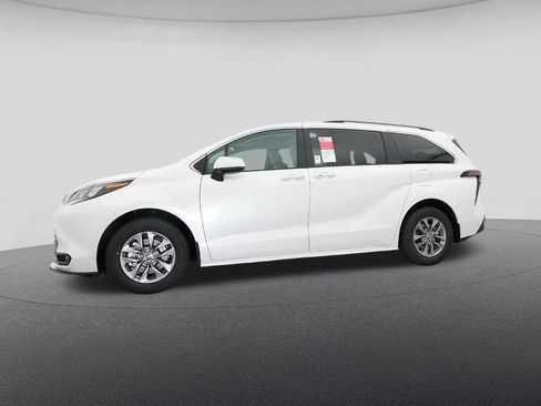New 2026 Toyota Sienna XLE image 18