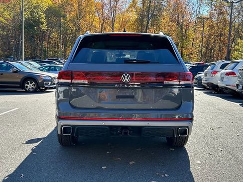 New 2026 Volkswagen Atlas Peak Edition image 3