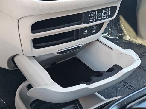 Used 2022 Chrysler Pacifica Touring-L image 19