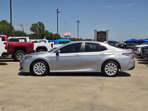 Used 2020 Toyota Camry LE image 3