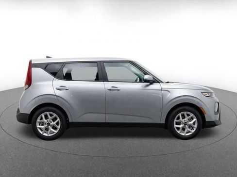 Used 2025 Kia Soul LX w/ LX Technology Package FWD image 10
