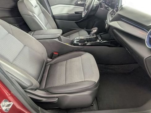 Used 2025 Chevrolet Trax LT w/ LT Convenience Package FWD image 29