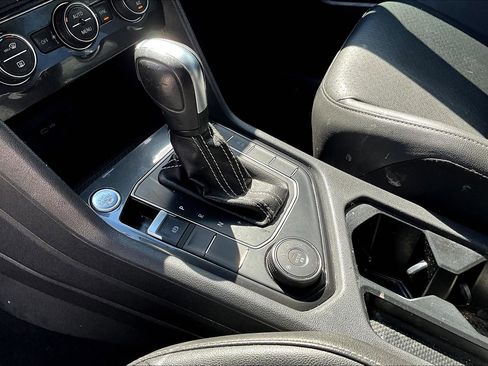 Used 2021 Volkswagen Tiguan SE image 15