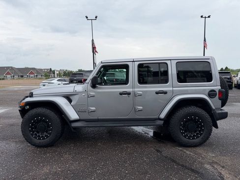 Used 2018 Jeep Wrangler Unlimited Sahara AWD/4WD image 9
