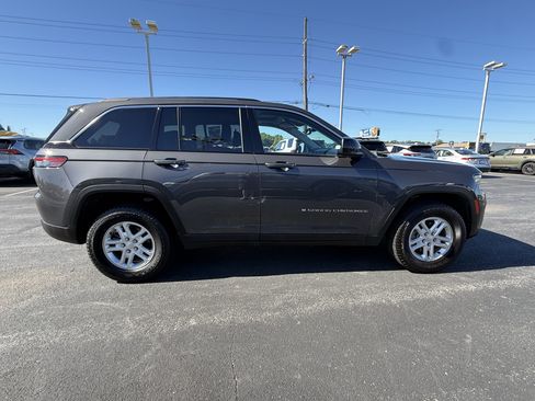 Used 2023 Jeep Grand Cherokee Laredo AWD/4WD image 9