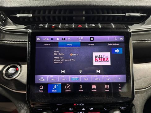 Used 2024 Jeep Grand Cherokee Limited w/ Luxury Tech Group II AWD/4WD image 13