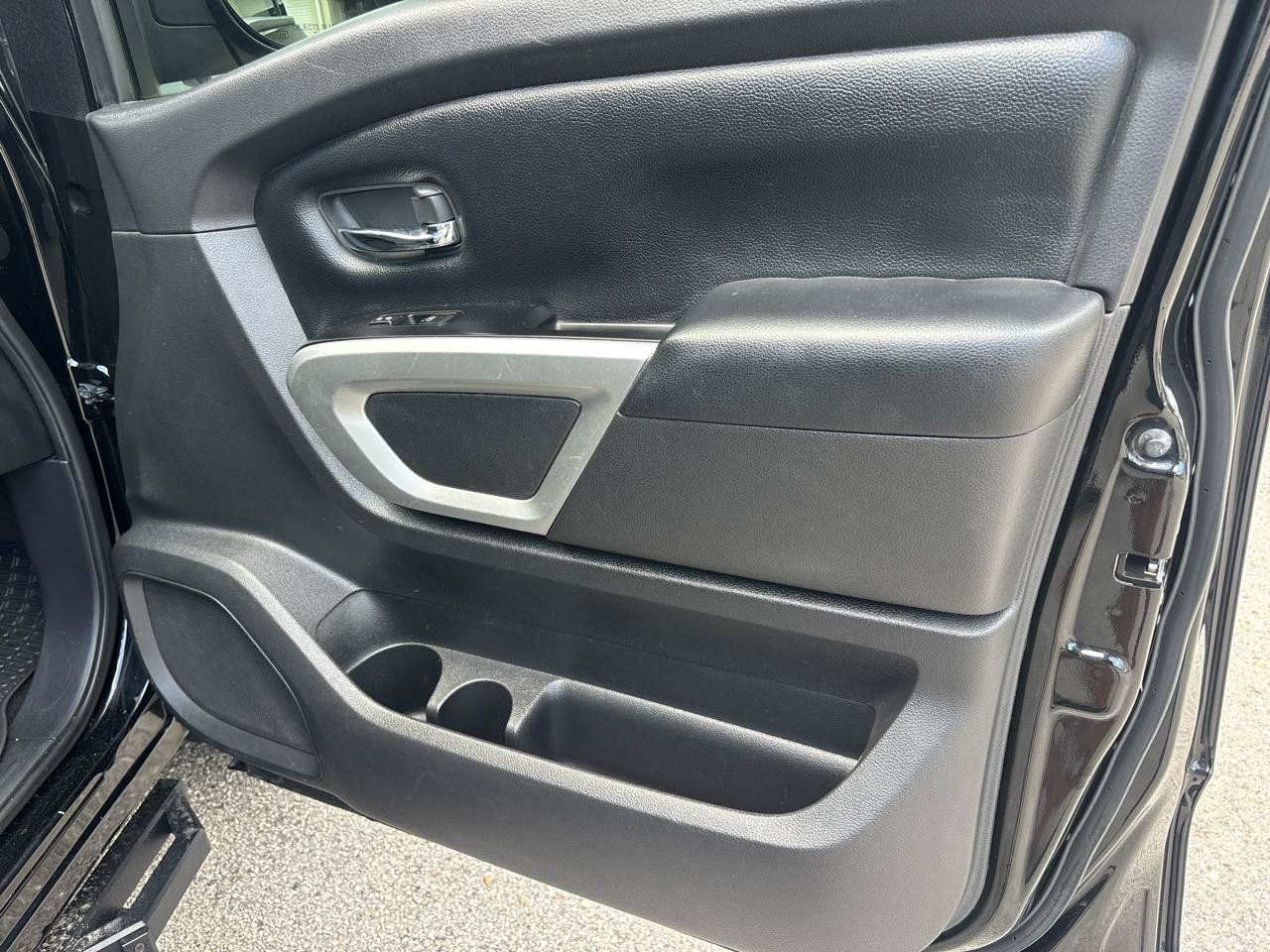 Used 2018 Nissan Titan SV RWD image 23