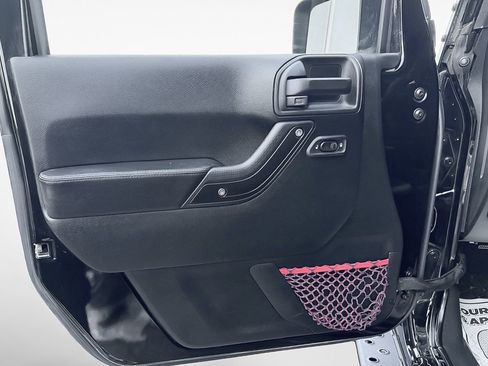 Used 2017 Jeep Wrangler Unlimited Rubicon image 14