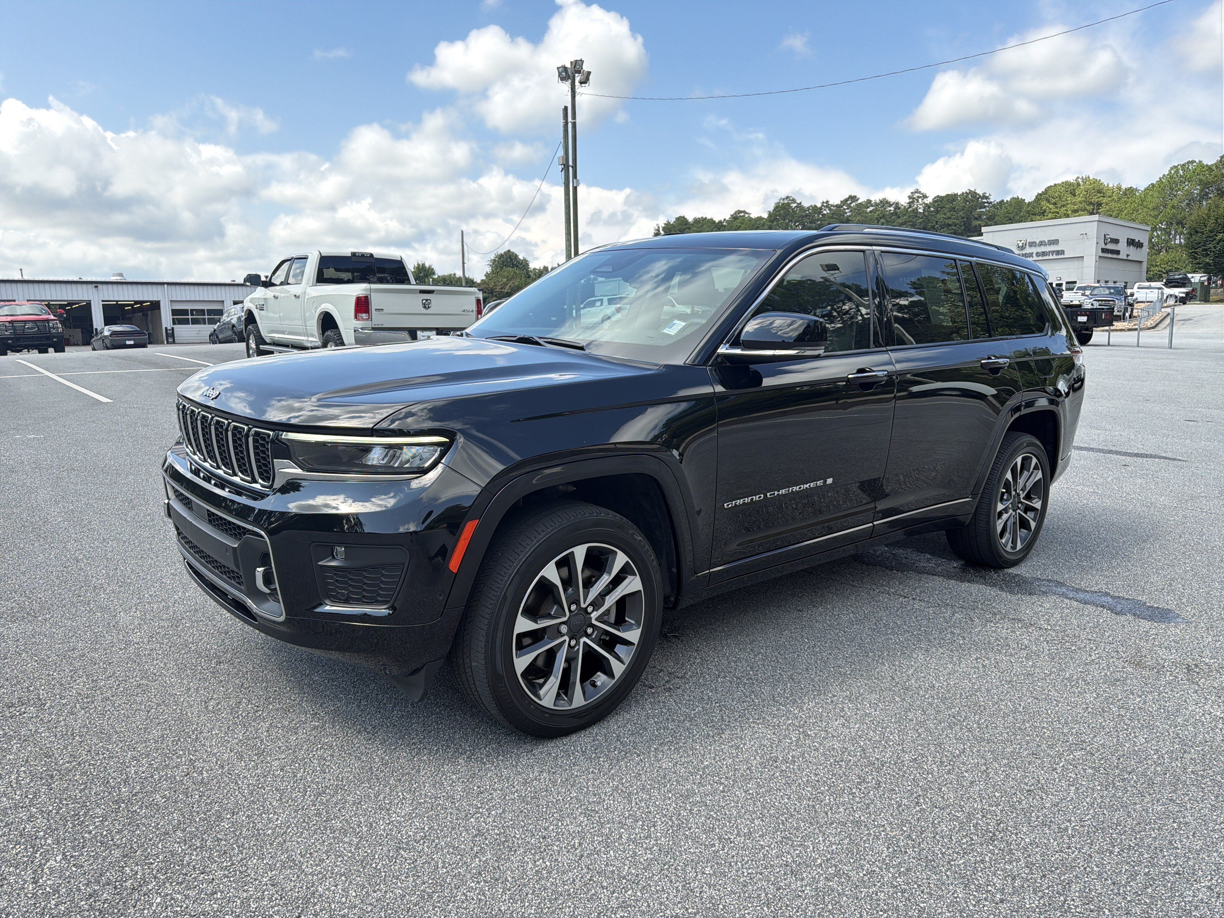 Used 2023 Jeep Grand Cherokee L Overland RWD image 3