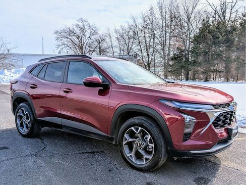 Used 2025 Chevrolet Trax LT w/ LT Convenience Package image 3