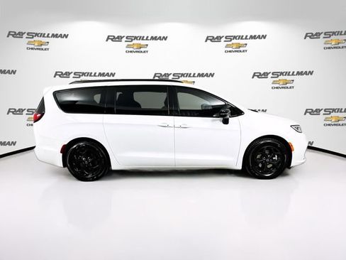 Used 2025 Chrysler Pacifica Premium image 8