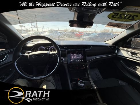 Used 2025 Jeep Grand Cherokee Altitude image 14