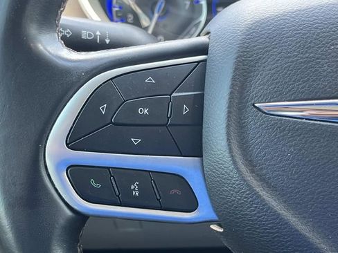 Used 2018 Chrysler Pacifica Touring-L FWD image 26