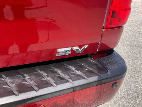 Used 2018 Nissan Titan SV w/ SV Convenience Package RWD image 9