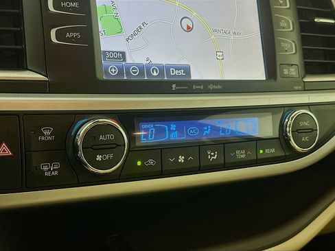 Used 2017 Toyota Highlander XLE FWD image 24
