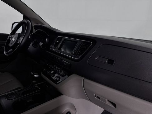 Used 2018 Kia Sedona LX w/ LX Essentials Premium Package FWD image 50