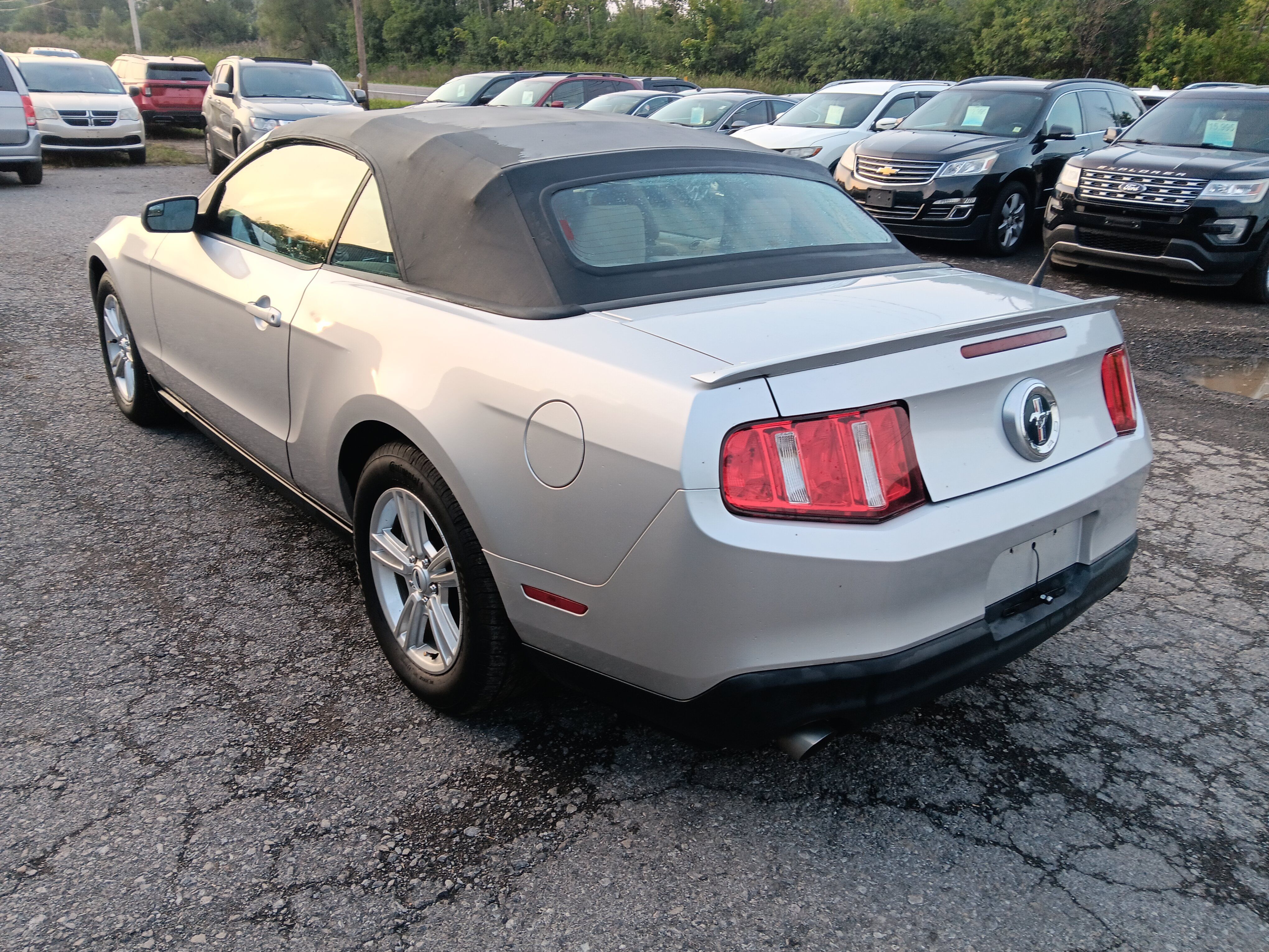 Used 2012 Ford Mustang Convertible RWD image 3