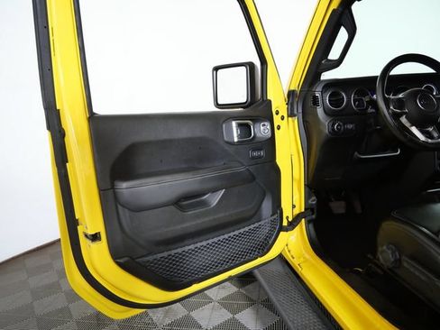 Used 2019 Jeep Wrangler Unlimited Sahara w/ Uconnect 4C Nav & Sound Group AWD/4WD image 15