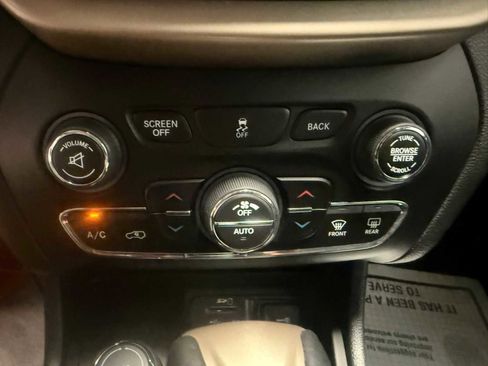 Used 2017 Jeep Cherokee Limited AWD/4WD image 31