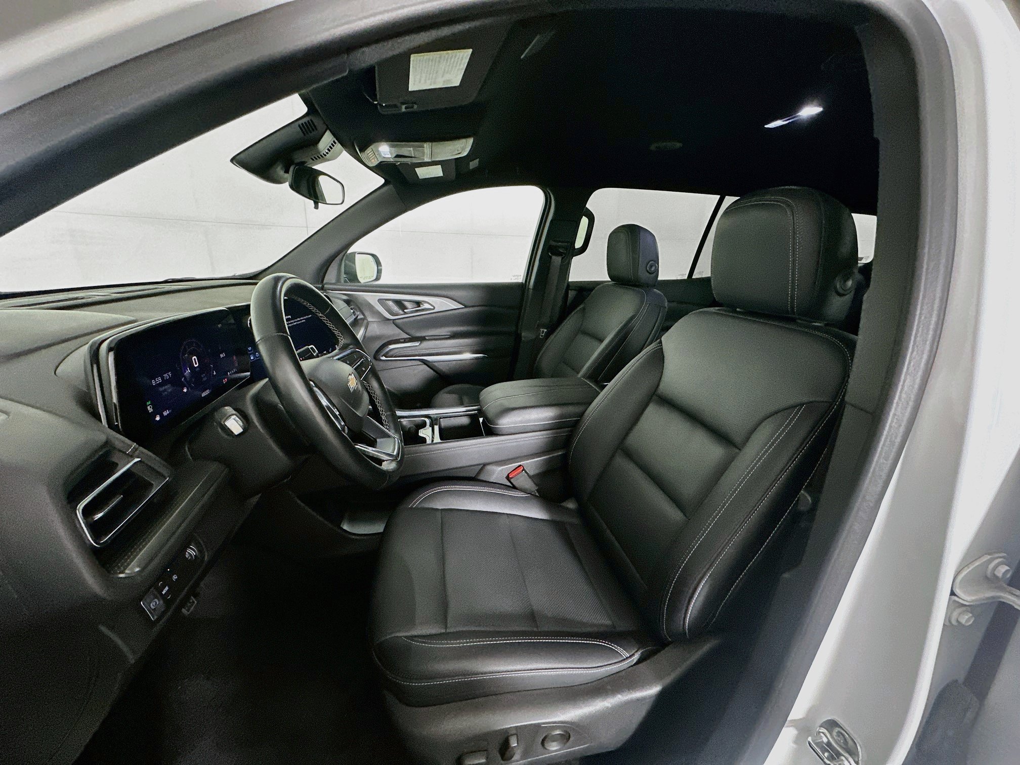 Used 2025 Chevrolet Traverse LT FWD image 13