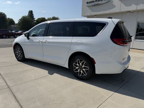 New 2027 Chrysler Pacifica Limited AWD/4WD image 6