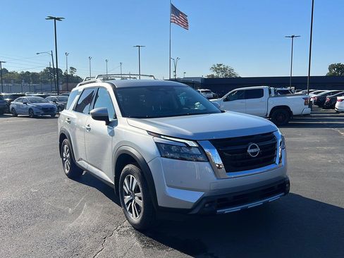 New 2025 Nissan Pathfinder SL image 2