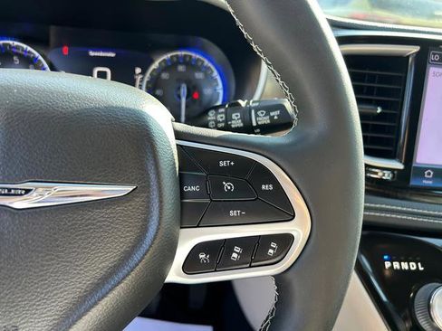 Certified 2022 Chrysler Pacifica Touring-L image 15
