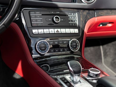 Used 2019 Mercedes-Benz SL 550 image 31