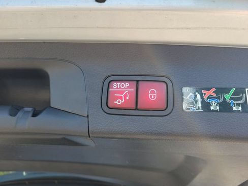 Used 2025 Mercedes-Benz GLS 450 4MATIC image 11