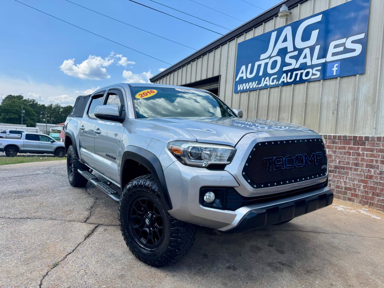 Used 2016 Toyota Tacoma TRD Off-Road w/ Towing Package AWD/4WD image 2
